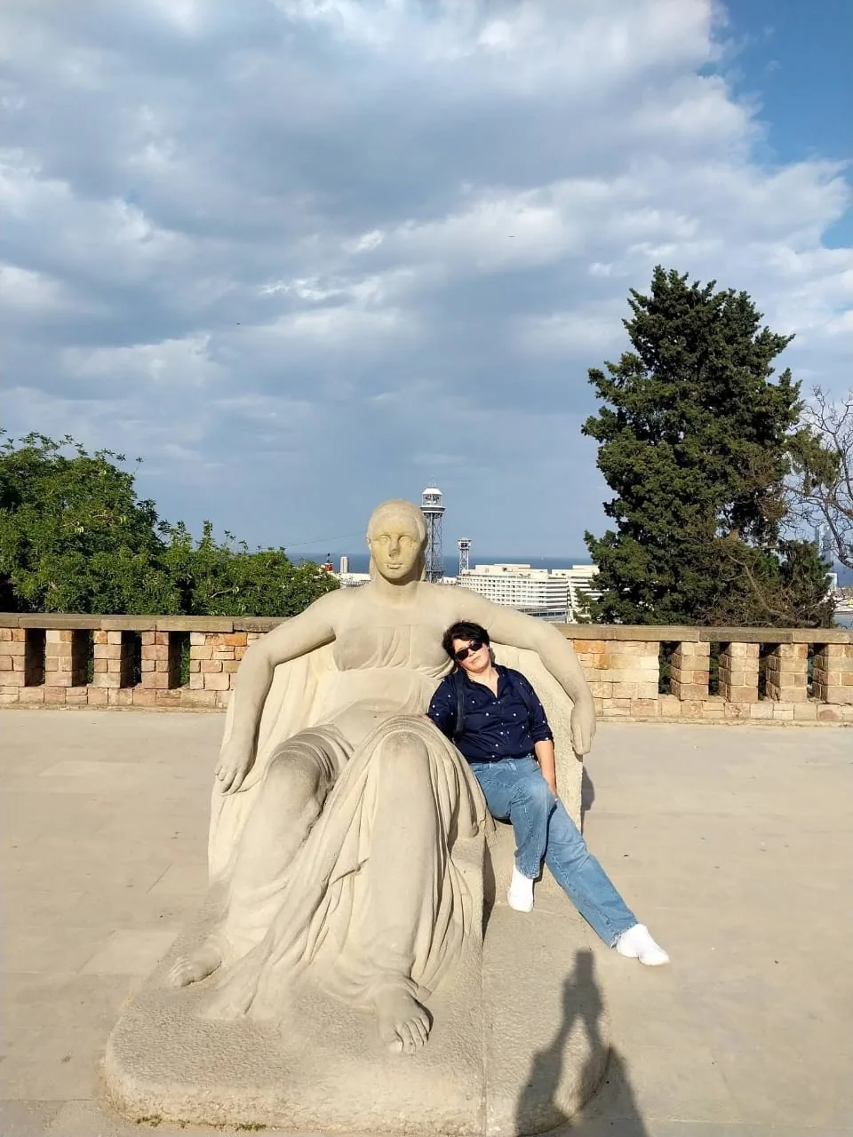 Екатерина у скульптуры